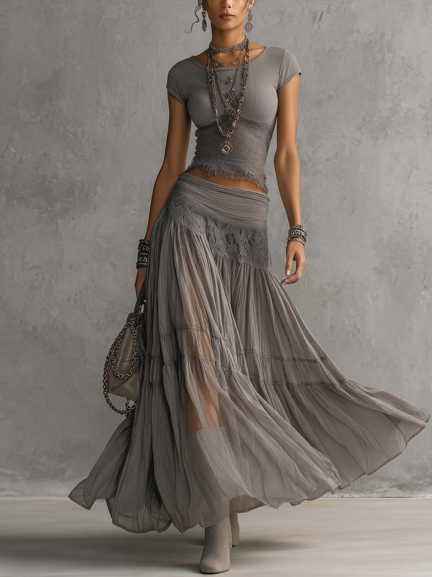 Conjunto Elena de Top con Paneles de Encaje y Falda Maxi Plisada