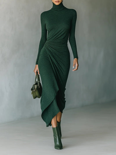 Helen ∙ Vestido midi cruzado asimétrico con pliegues y cuello alto en verde oscuro
