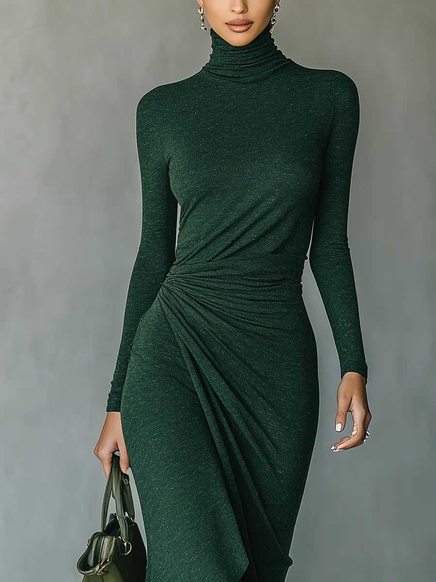Helen ∙ Vestido midi cruzado asimétrico con pliegues y cuello alto en verde oscuro