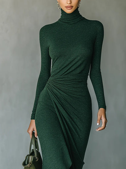 Helen ∙ Vestido midi cruzado asimétrico con pliegues y cuello alto en verde oscuro