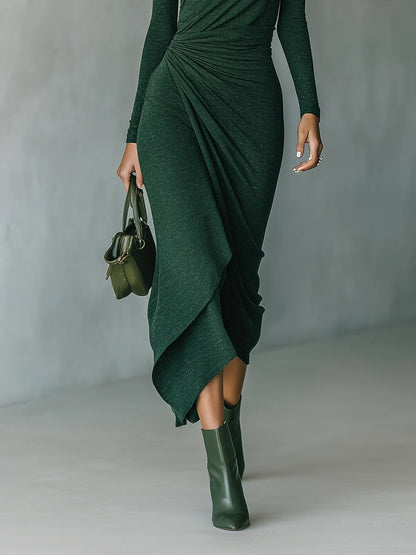 Helen ∙ Vestido midi cruzado asimétrico con pliegues y cuello alto en verde oscuro